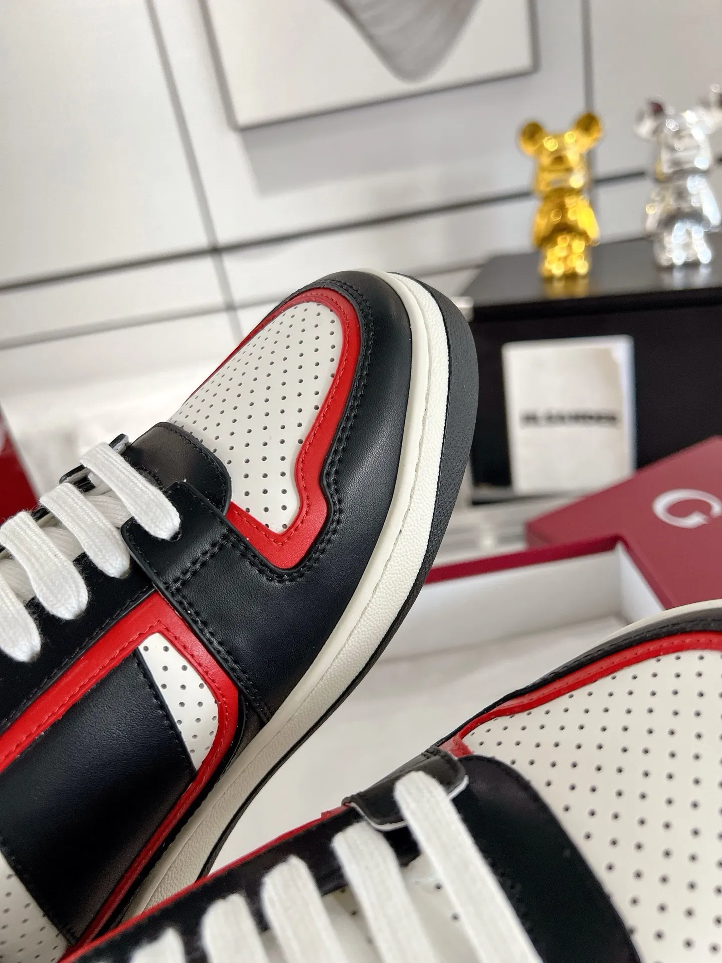 👟👟Ex-factory price 700👟👟 The latest casual sneakers for couples in white shoes❗️❗️ Original purchase, development and production. The sneakers are inspired by the classic sneakers of the 1970s, and the name is taken from the defensive movements in sports. This accessory is crafted from white leather, with an interlocking Double G stripe webbing embellished on the side, and the Gucci retro logo embellished on the shoe body. Original imported first-layer cowhide. Original custom-made soft sheepskin lining. Original open-molded TPU outsole. Bottom thickness: 2.5CM. Size: 35-44 (45 is custom-made and cannot be returned or exchanged)